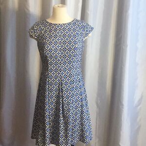 GEO PATTERNED CAP SLEEVE DRESS IN 8 BY AGB